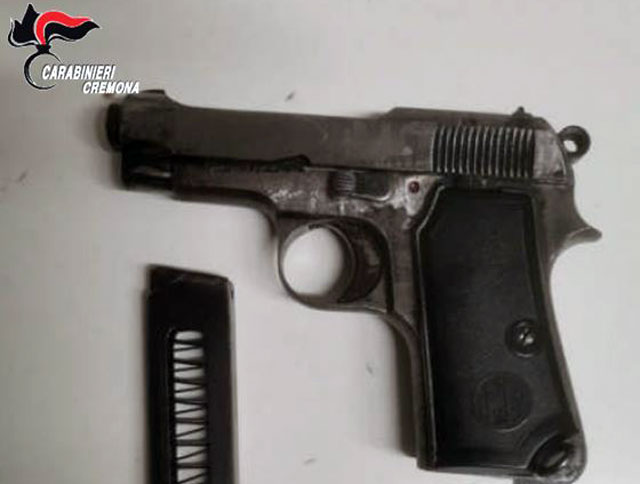 Cremona: pistola in pugno nel locale, arrestato