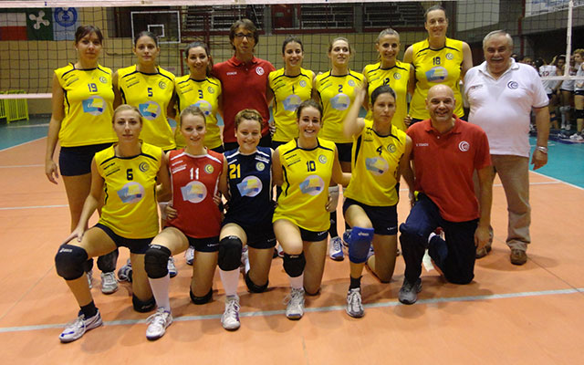 In alto a sinistra Giulia Mazzurini, a sinistra sua sorella Sara (foto Belli), sopra la Dinamo Zaist