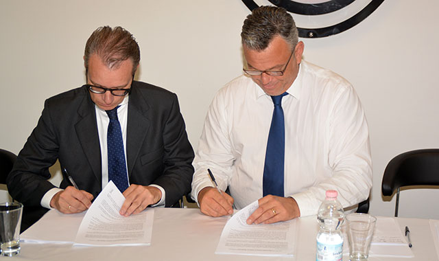 Ferrari e Zucchi firmano l'accordo (foto © Cremaonline.it)