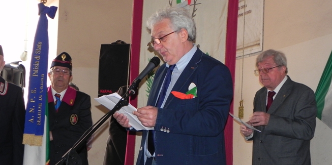 Paolo Balzari mentre legge il discorso (foto © Cremaonline.it)