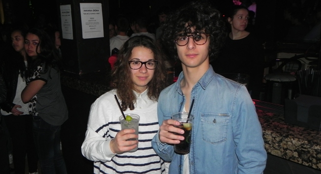 Due studenti con i loro drink analcolici (foto © Cremaonline.it)