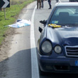 Auto investe due indiani. Uno muore, l�altro � gravissimo