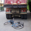 Ciclista contro un camion, gravissima