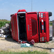 Tir si ribalta, perso il carico d'acciaio sulla strada