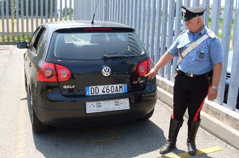 Riciclaggio di auto rubata, sostituzione della targa, alterazione del telaio, asportazione delle targhette di riconoscimento: tre egiziani coinvolti, due arresti ed una denuncia 