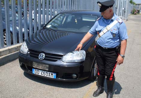 Riciclaggio di auto rubata, sostituzione della targa, alterazione del telaio, asportazione delle targhette di riconoscimento: tre egiziani coinvolti, due arresti ed una denuncia 