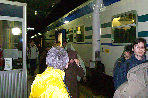 Il treno delle 16.29 per Cremona ha sbagliato binario. Il racconto di un pendolare: "Treni in ritardo. Il solito guasto alla linea? I soliti problemi di traffico? No, ha sbagliato strada!"