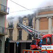 Fiamme in centro. Muore una donna
