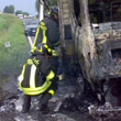 Camion prende fuoco mentre viaggia