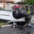 Pioggia e asfalto viscido: altra fuori uscita, auto si ribalta per strada