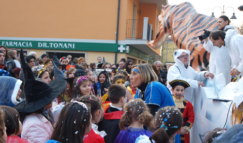 Offanengo: lungo le vie del centro, in piazza Patrini e in palestra, la grande festa di carnevale. Premiate le tre maschere pi� belle. Domani si replica