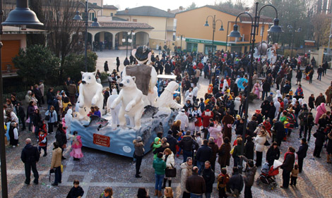Offanengo: lungo le vie del centro, in piazza Patrini e in palestra, la grande festa di carnevale. Premiate le tre maschere pi� belle. Domani si replica