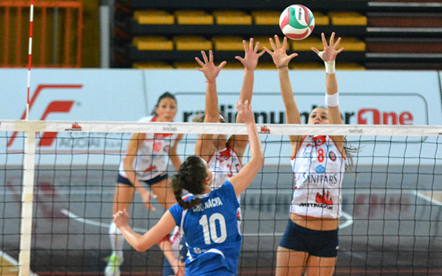 Ludovica Dalia e Sara Alberti a muro (foto © Cremaonline)