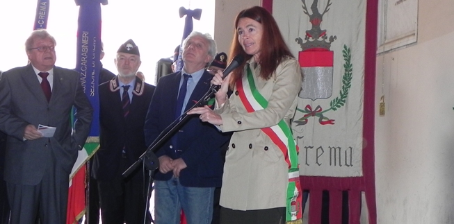 Il sindaco Bonaldi durante l'allocuzione istituzionale (foto © Cremaonline.it)