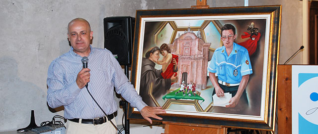 Gilberto Regazzi e il quadro in ricordo di Gianbattista Mazzini (foto © Cremaonline.it)