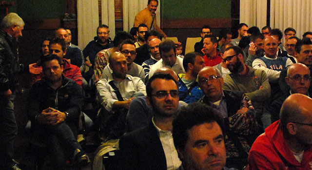 Sopra il pubblico, in alto Christian Panucci (foto © Cremaonline.it)