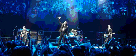 Ottanta mila persone in delirio per il concerto degli U2. A San Siro uno spettacolo spaziale. L'estasi dopo tanta attesa