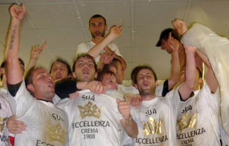 Ac Crema 1908. Il presidente Barbaglio annuncia: �l'anno prossimo giocheremo in Eccellenza�. Porte aperte a nuovi soci. Confermato il tagli ai costi del 5%. La soddisfazione di mister Lucchi Tuelli