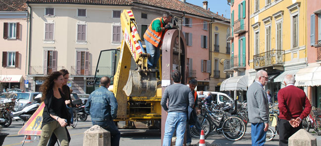 Le operazioni in piazza Garibaldi (foto © Cremaonline.it)