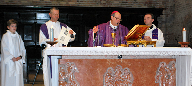 Il vescovo Oscar Cantoni durante la messa in Cattedrale (foto © Cremaonline.it) 