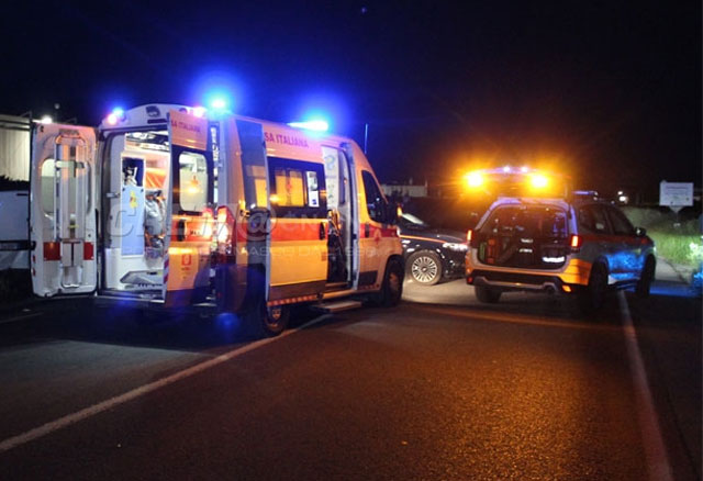 Auto fuori strada, ferita una giovane donna