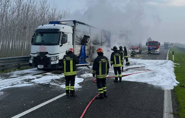 Mezzo pesante in fiamme, A21 chiusa per ore