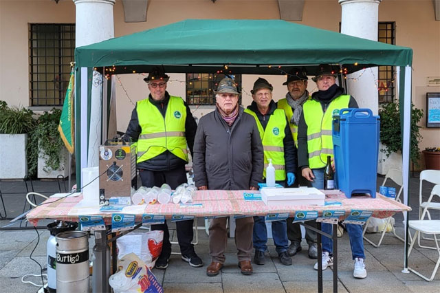 In piazza Duomo pane e salame con gli alpini