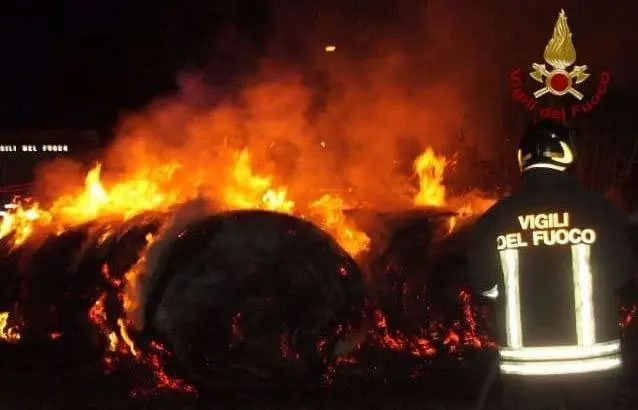 Scannabue, fienile distrutto dalle fiamme