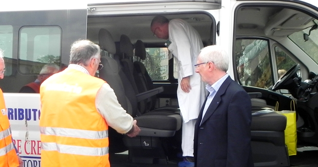 Il dottor Maurizio Grassi mentre ispeziona il Fiat Ducato (foto © Cremaonline.it)